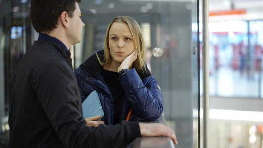 年轻人和女人在购物中心讨论一些事情视频