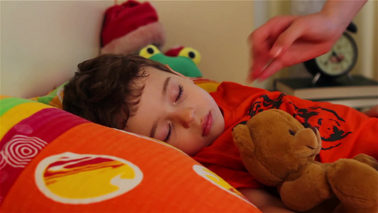 可爱的小男孩和他的泰迪熊睡觉视频