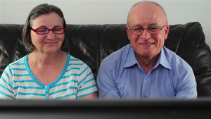 快乐的老年夫妇一起看电视29秒视频
