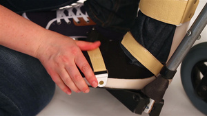 轮椅上的年轻人使用矫形器矫正踝关节5秒视频
