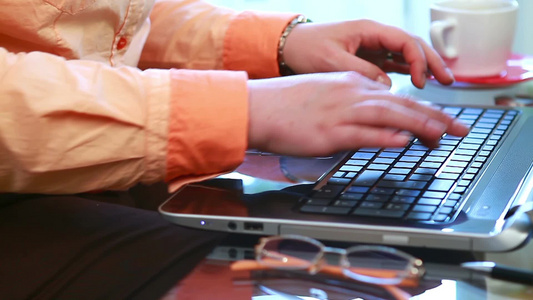 年轻女性在笔记本电脑上打字视频