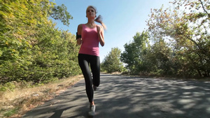 年轻的女人在乡村道路上健身慢跑锻炼21秒视频