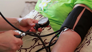 护士在家里检查老年妇女的血压29秒视频
