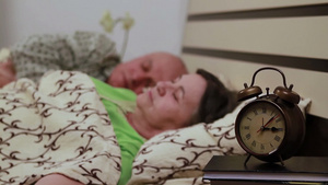 老年夫妇躺在床上安静地睡觉27秒视频
