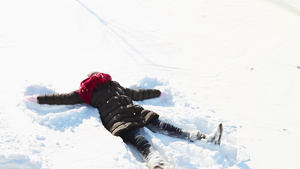 小女孩在雪地里做天使玩得很开心11秒视频