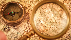  在古代世界地图的老式放大镜和指南针14秒视频