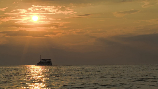 日落时在宁静的公海上航行的小船和闪闪发光的海面视频