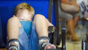 候诊室里的小男孩用平板电脑8秒视频
