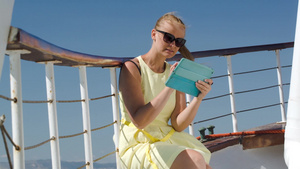 年轻的女人戴着太阳镜乘船旅行时使用平板电脑17秒视频