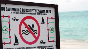 警告板与游泳限制在海滩提醒游客水中的安全8秒视频