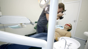 男性牙医拍摄的女性病人拍牙齿的全景照17秒视频