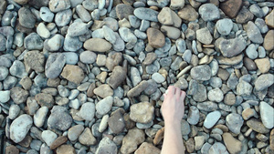 在沙滩上挑选寻找漂亮的石头29秒视频