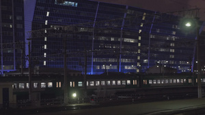 夜间通过城市平台的通勤列车27秒视频