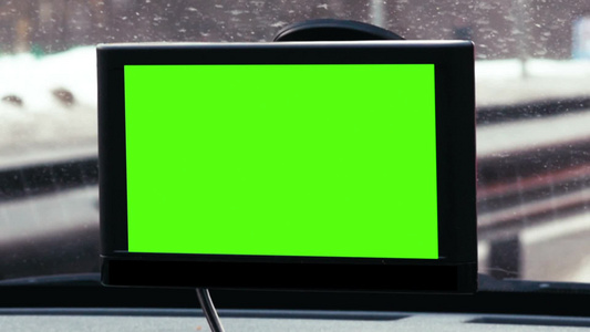 特写镜头的GPS设备与色度键在挡风玻璃上视频