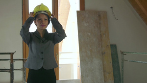 年轻建筑师在建筑工地戴安全帽微笑15秒视频