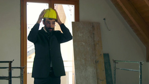 建筑工地的建筑师在新公寓戴安全帽微笑14秒视频