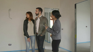 室内设计的亚洲女性建筑师向一对年轻夫妇讲解房屋的设计方案24秒视频