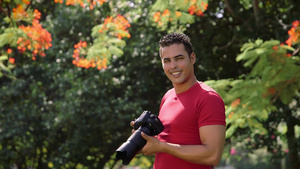 男子拍摄大自然的照片看着相机微笑着12秒视频