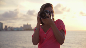 古巴金发女孩拿相机拍照20秒视频