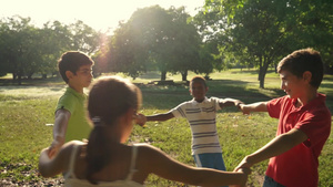 一群小朋友在公园手牵手转圈圈20秒视频