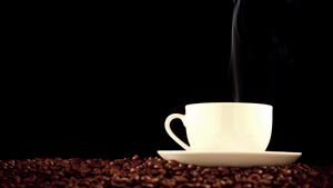 咖啡豆上的热鲜咖啡25秒视频
