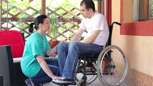 女护士和坐在轮椅上的男人交谈29秒视频