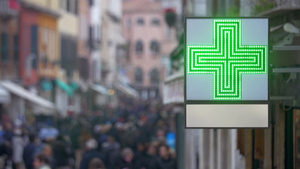 室外药房横幅上挂着LED绿色十字背景中走在街上的人群29秒视频
