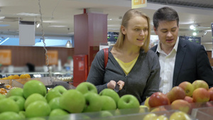 夫妇在超市里挑选新鲜的苹果15秒视频