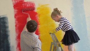 父亲和女儿用不同的颜色在墙壁上画画12秒视频