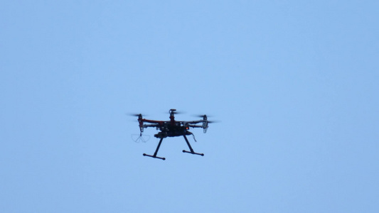 六架发动机无人机飞行在空中飞行拍摄视频