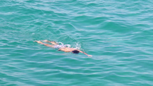 在海里游泳的人22秒视频