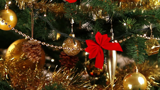 在圣诞树树枝上挂装饰球视频