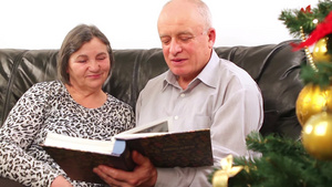 老年夫妇翻阅相册28秒视频