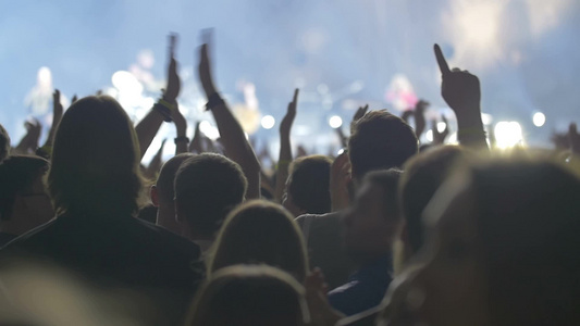 夜间音乐会上举起手的人们视频
