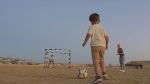 小男孩带着足球运球20秒视频