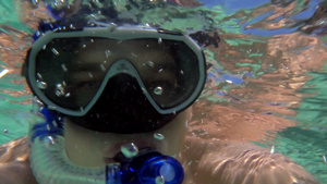 潜水的男子在海水下自拍19秒视频