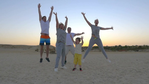 全家在日落海滩上跳跃7秒视频