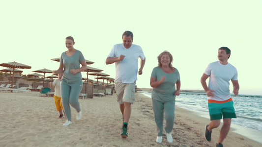 祖孙三代一家人在海边跑步视频