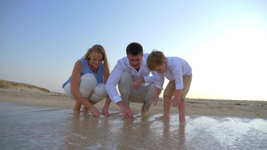 一家三口在海边玩沙子视频