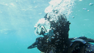 潜水员在水下呼气气泡出现在他周围12秒视频