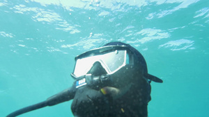水肺潜水员水下呼吸靠近面具表面的气泡缓慢运动49秒视频