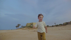 奔跑的小男孩24秒视频
