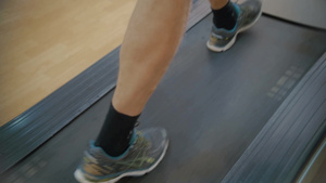 慢动作特写镜头的脚在跑步机上锻炼59秒视频