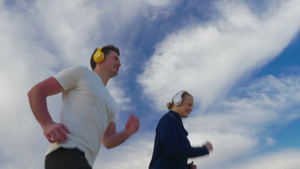 两个年轻人戴着耳机跑步18秒视频