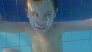 一个孩子在游泳池里睁大眼睛潜水9秒视频