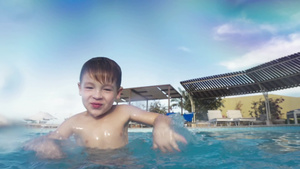 快乐的小孩子在游泳池里泼水打闹35秒视频