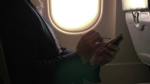 穿着西装的商务人士在飞行中使用钢笔用智能手机工作18秒视频