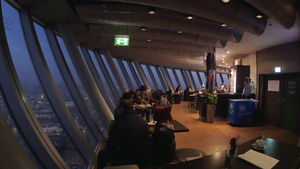城市电视塔旋转餐厅顶部17秒视频