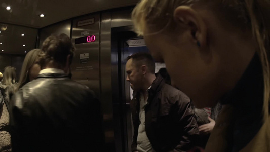人们进入电梯视频
