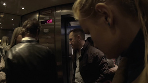 人们进入电梯31秒视频